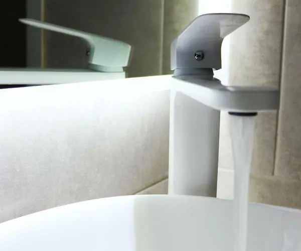 Yannis - Stylish With High-speed Wi-fi