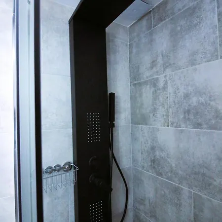 Yannis - Stylish With High-speed Wi-fi Daire